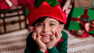 glückliches kind in weihnachtlimen outfit