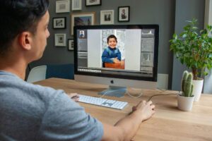 fotograf im bildbearbeitung workflow