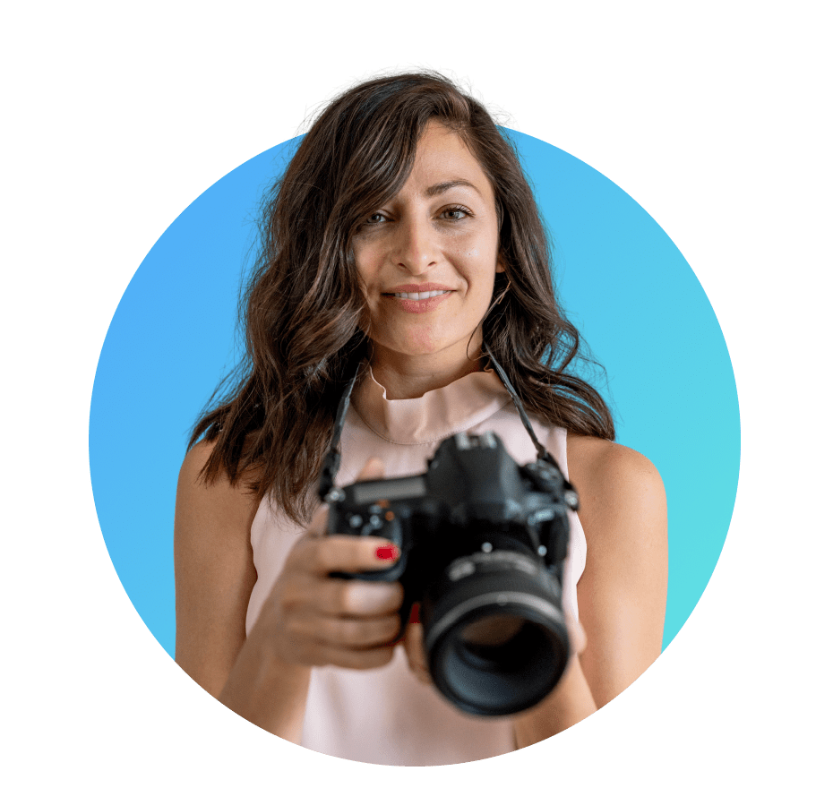 Fotografin hält Kamera und präsentiert Software für Volumenfotografie