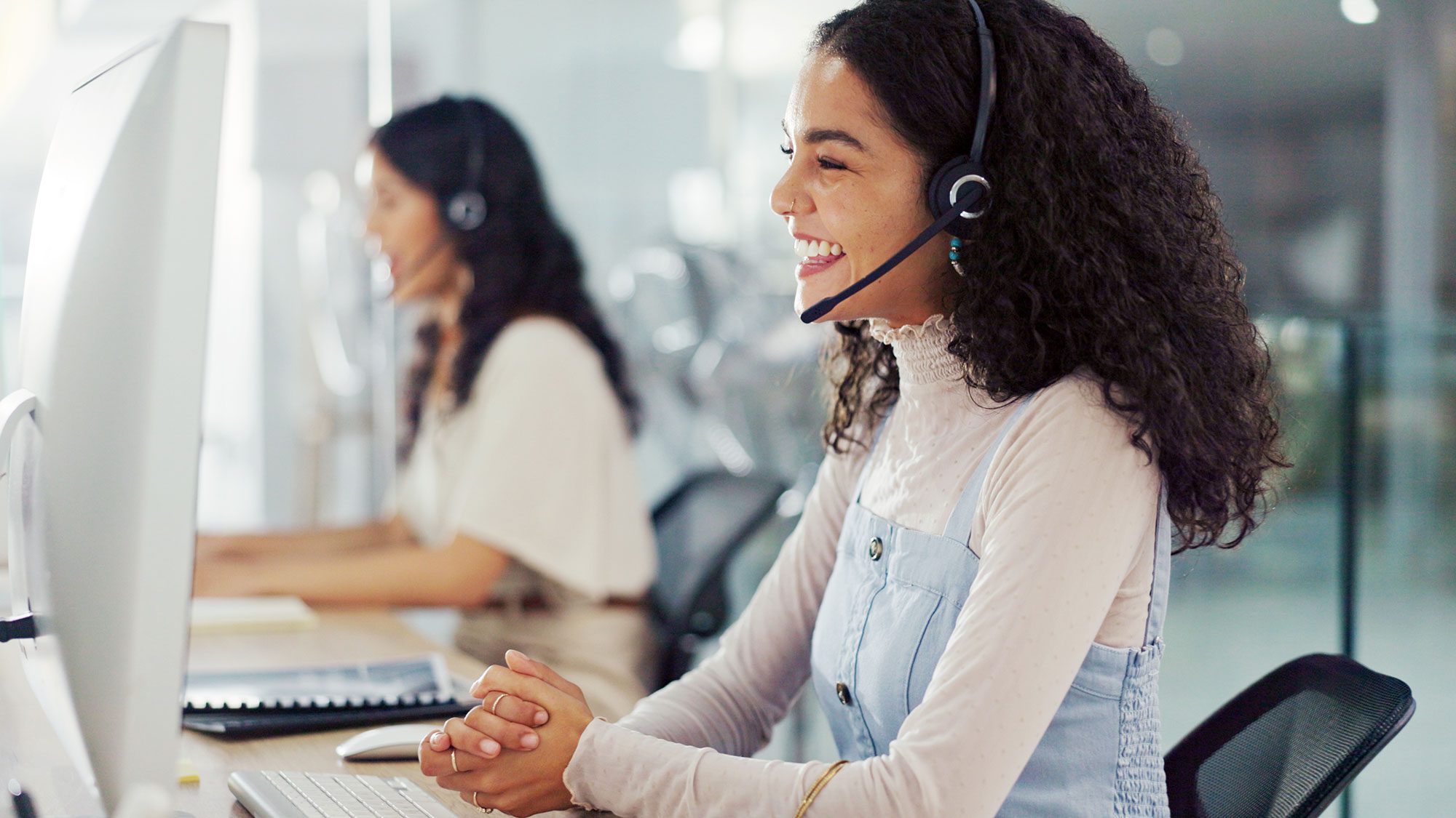 lächelnde Customer Care Mitarbeiterin im Beratungsgespräch