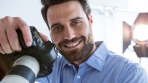lächelnder fotograf